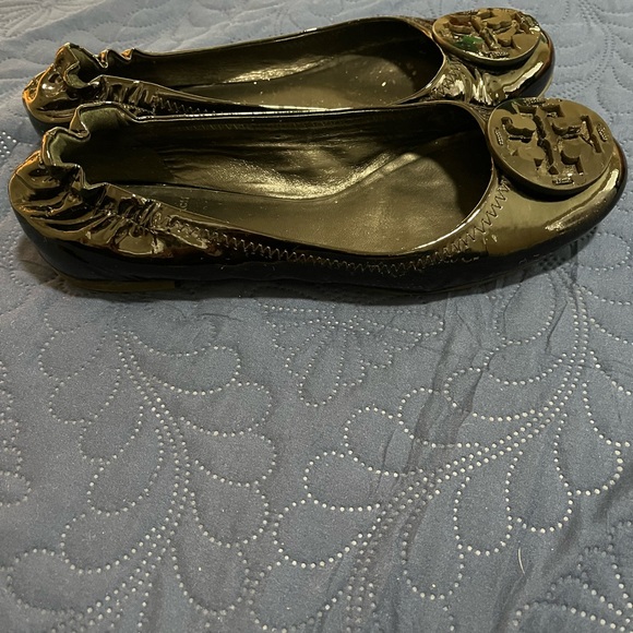 Tory Burch Reeva flats size 7.5 in black patent. Great used condition. - Picture 7 of 8